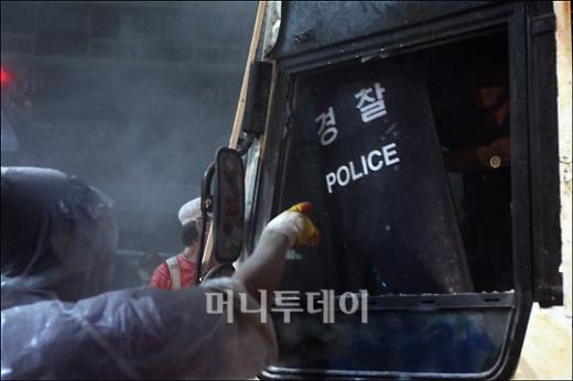 ↑ 새벽이 되자 시민들이 전경차를 밀어내고 있다.