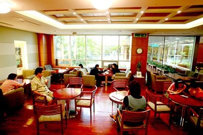 ↑강서미즈메디병원 2층 라운지 모습. 환자와 보호자에게 커피를 무료로 제공한다. 라운지에 앉으면 잘 가꿔진 정원이 바로 보인다.