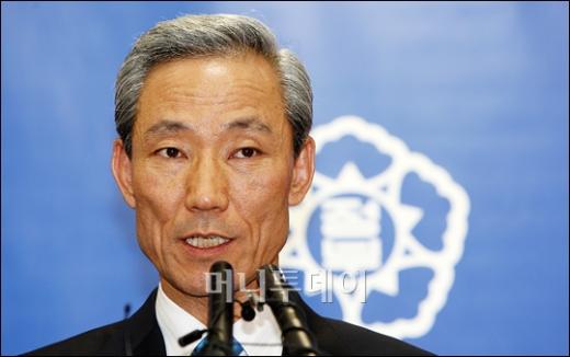 ↑ 21일 오후 서울 세종로 외교부 브리핑실에서 김종훈 통상교섭본부장이 한미쇠고기 추가협상 결과를 발표하고 있다. ⓒ이명근 기자