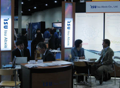 '바이오2008' 전시장에 설치된 이수앱지스 부스에서 다국적 기업 관계자들이 'ISU201'에 대한 설명을 듣고 있다