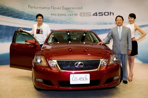 ↑치기라 타이조 한국토요타자동차 사장(오른쪽 두 번째)이 GS450h 옆에서 포즈를 취하고 있다.