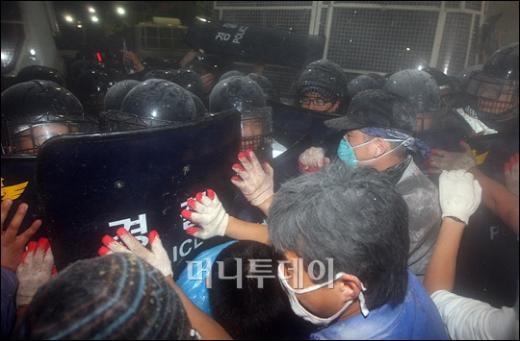 ↑ 22일 세종로 사거리에서 시위대와 경찰의 대치 ⓒ이명근 기자