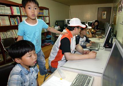 ▲정보검색대회에서 1등을 차지한 수연이가 정답을 발표하고 있다.