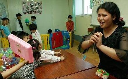 ▲영어동요를 부르는 주디 로피즈씨