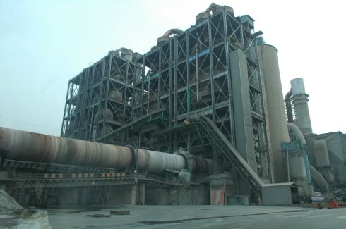 ↑ 국내 모 시멘트 업체의 시멘트 소성로 사진. 왼편 가로로 길게 놓여 
있는 것이 소성로로, 이 안에서 석회석은 물론 석탄재·폐타이어 등 
일반폐기물에서 폐유·폐냉매 등 지정폐기물까지 뒤섞여 혼합된다.