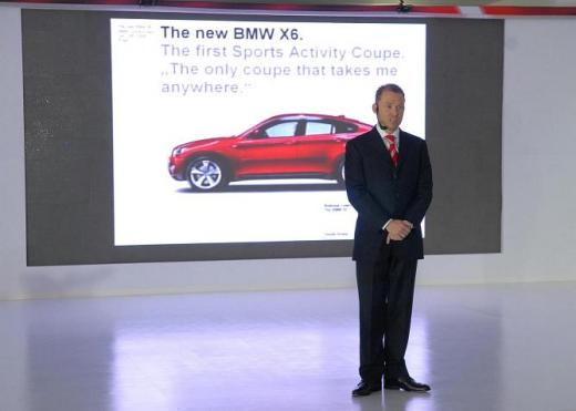 ▲BMW 샤프 총괄부사장이 'X6' 출시현장에서 기자들에게 설명하고 있다.