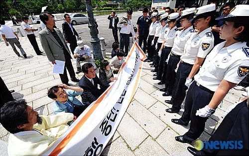 ↑민주노동당 지도부 및 대표단이 25일 오후 서울 청와대 분수대 앞에서 '고시강행중단 전면재협상실시'를 촉구하는 기자회견을 마친 후 대통령과의 면담을 요구하며 청와대로 이동하다 경찰에 막혀 대치하고 있다. <사진=뉴시스>