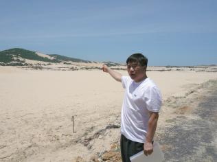 ↑ 조청명 포스코 베트남프로젝트 추진반장이 일관제철소 예상 부지를 가리키며 설명하고 있다.