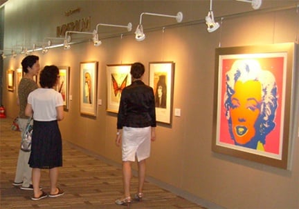 ↑진주시 강남동에 임페리움 모델하우스에서 피카소, 샤갈, 리히텐쉬타인, 백남준, 엔디워홀 등 현대미술의 거장 16인의 대표작을 전시하는 문화행사를 마련했다. 25일 모델하우스를 방문한 한 고객이 작품을 감상하며 큐레이터의 설명을 듣고있다