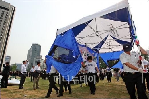 ↑ 철거되고 있는 천막들.