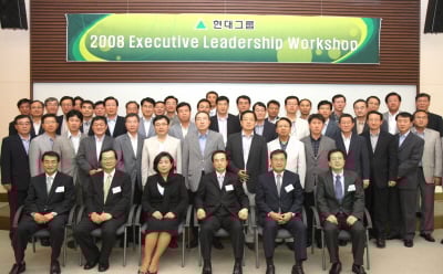 ↑앞줄 왼쪽부터 경제연구원 김주현 원장, 현대증권 최경수사장, 현대그룹 현정은회장, 현대택배 김병훈 사장, 현대아산 윤만준사장, 전략기획본부 하종선 사장)