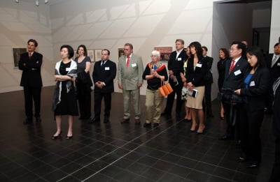 ↑최은영 회장(사진 왼쪽 두번째)과 고객들이 '마크 로스코'전을 함께 관람하고 있다.