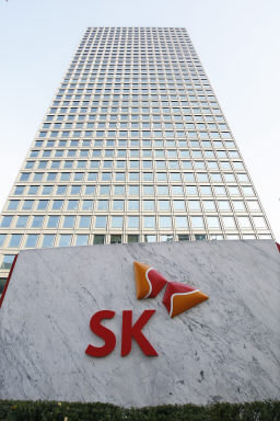 SK가 지주회사로 전환한 지 7월1일이면 1년이 된다. SK는 지난 1년 그룹 지배구조 투명화에 주력했다. SK는 이를 발판으로 이젠 신성장동력과 글로벌리티 강화에 본격 나설 계획이다. 사진은 서린동 SK 본사사옥 전경.