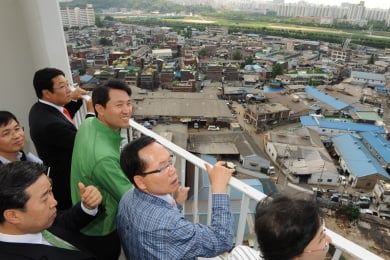 ↑ 지난 25일 오세훈 서울시장이 '서남권 르네상스계획'을 발표하고 구로구의 준공업지역을 둘러보고 있다.(사진: 서울시)