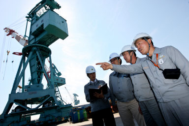 오랜 작업과정에서 자신만의 용접공법 개발로 '3밀리맨'으로 불리는 김기탁 현대중공업 기장. 이처럼 '김기탁 명인'이란 선박 건조분야 최고 기능인이 배출된 것은 '원천기술'과 '생산현장'을 중시하는 현대중공업의 전통과 무관치 않다. /사진=이명근기자 qwe123@