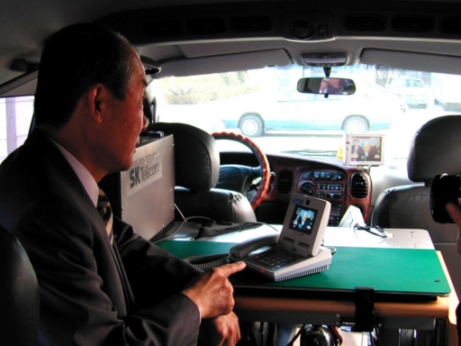 ↑ 조정남 전 SK텔레콤 사장이 2000년1월 차량주행중 한일간 IMT-2000 영상통화를 시연하고 있는 모습.