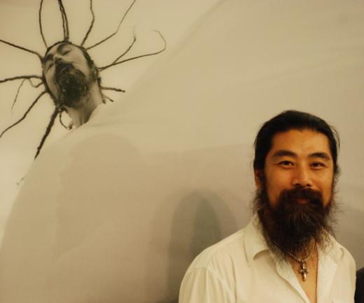 권무형, 명상, 사진, 109cm×187cm(자신의 작품 앞에 선 작가)