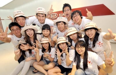 ↑기아자동차가 선발한 '2008 기아 워크캠프' 참가자들이 30일 기아차 국내영업본부 압구정 사옥에서 발대식을 갖고 세계 10개국을 향해 출발했다.