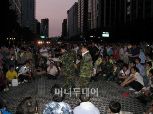 ↑ 총검술 시범 중인 '예비군부대'