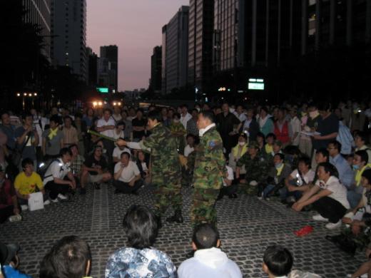 ↑ 총검술 시범을 보이는 '예비군 부대'