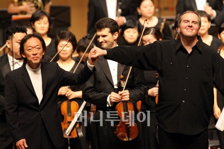 ↑'마에스트로' 정명훈(사진 왼쪽)과 피아니스트 니콜라스 안겔리치(사진 오른쪽)가 함께 객석에 인사하고 있다. 둘은 4일 '정명훈·서울시향과 함께 하는 2008 머니투데이 여름음악회'에서 호흡을 맞췄다. ⓒ 홍봉진 기자