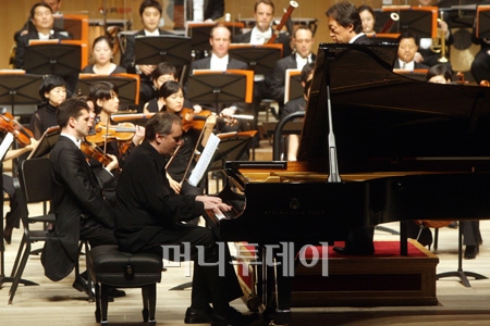 ↑니콜라스 안겔리치가 서울시향과 베토벤 피아노 협주곡 5번 '황제'를 협연하고 있다. ⓒ 홍봉진 기자