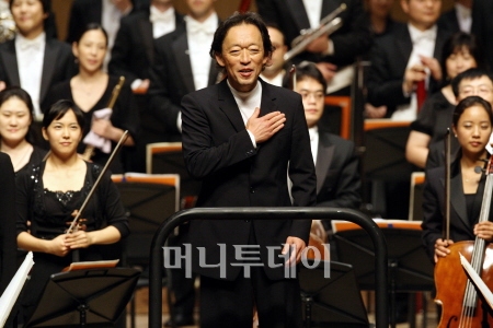 ↑정명훈의 '비창'은 음울하기 보다는 격정적이었다. 세종문화회관을 꽉 채운 2천여 관객의 기립박수에 마에스트로 정명훈이 화답하고 있다. ⓒ홍봉진 기자