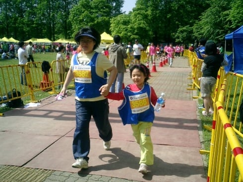 ↑ 지난해 4회 '소아암환자돕기 마라톤대회'에는 소아암에서 완치된 어린이가 
가족과 함께 참가하기도 했다. ⓒ달리는의사들