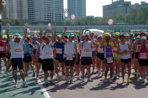 ↑ 지난5월5일 서울 여의도에서 열렸던 '제5회 소아암 환자돕기 마라톤대회' 
참가자들이 출발 전 파이팅을 외치고 있다. ⓒ달리는의사들