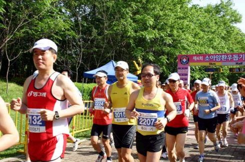 ↑ 지난해 열렸던 '제4회 소아암환자돕기 마라톤대회'에서 참가자들이 
출발하는 모습 ⓒ달리는의사들