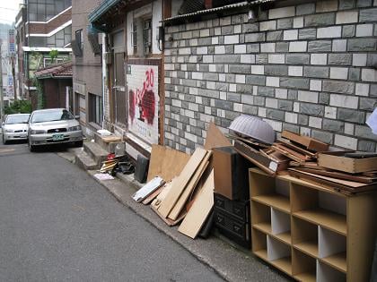 ↑ 동네를 떠난 주민들이 내놓은 가정 쓰레기들이 곳곳에  쌓여있다. 현재 이 동네 40% 이상의 주민들이 떠났다.