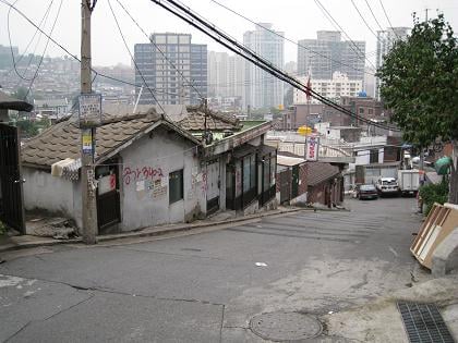 ↑ 빈집에는 붉은 색 글씨로 선명하게 '공가'로 적혀있다. 빈집들이 늘면서 동네가 슬럼화되고 있다.
