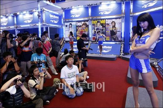 ↑레이싱 모델이 포즈를 취하고 있다.