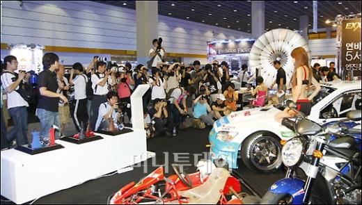 ↑많은 관람객들이 튜닝차량과 레이싱모델을 촬영하고 있다.