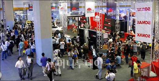 ↑많은 관람객들이 2008서울오토살롱을 관람하고 있다.