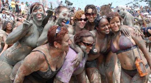 ↑보령머드축제에 참가한 외국인들이 기념촬영을 하고 있다.