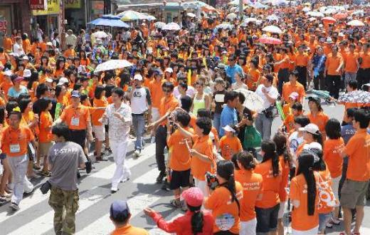 ↑보령머드축제가 지난 12일부터 9일간의 일정으로 충남 천해수욕장에서 개막했다. 머드축제 홍보대사로 선정된 개그맨 남희석이 축제행사를 알리는 거리퍼레이드에 참석해 행진하는 장면.