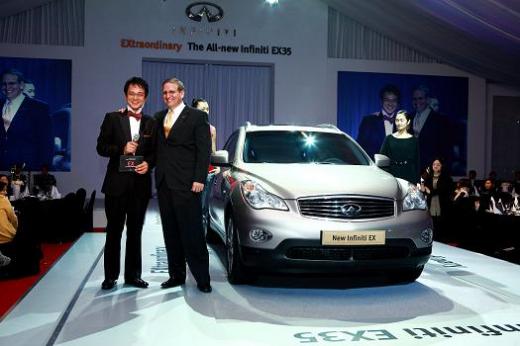 지난 1월 인피니티 EX35 신차발표회장에서 탤런트 조민기씨와 그렉 필립스 사장