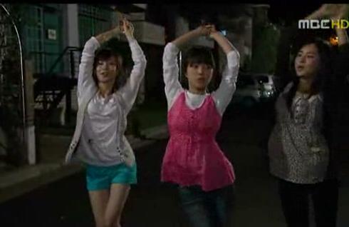 ↑MBC 시트콤 '코끼리'에서 '소핫'댄스를 선보인 이현지, 한채아, 이세영<사진=방송화면 캡처>