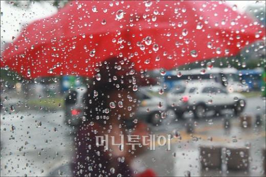 ↑많은 강수량으로 인해 청계천 산책로가 출입이 통제 되고 있다.