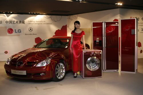 ▲LG전자는 지난 4월 베이징 왕푸징(王府井)거리에 있는 벤츠 전시장에서 'LG-벤츠 중국현대예술전시회’를 열었다. LG전자는 베이징 올림픽이후 중국 시장이 프리미엄 시장으로 자리매김할 것으로 예상, 세계 최고급 자동차 메이커인 '벤츠'와 공동 마케팅을 벌였다.