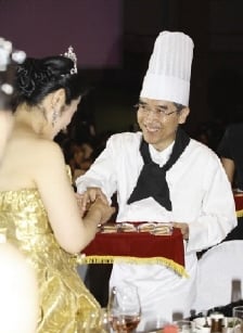 ▲ 신창재 교보생명 회장은 지난 5월 재무컨설턴트 시상식장에서 파티쉐 복장으로 등장해 직접 구운 쿠키를 나눠줬다.