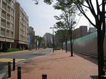 ↑ 은평뉴타운 1지구 12단지 앞에서 바라본 1·2단지(左)와 진관중·고등학교(右). 4일 오전 단지를 오가는 사람은 별로 눈에 띄지 않았지만 공사 소음으로 시끄러웠다.