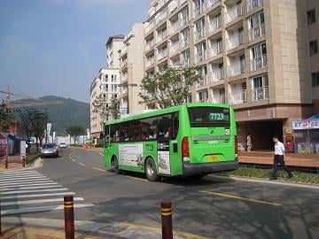 ↑ 은평뉴타운과 구파발역(지하철3호선)을 오가는 마을버스. 배차간격이 15~20분으로 주민들이 이용에 불편을 느끼고 있다.
