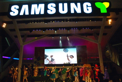 ▲삼성전자 올림픽 홍보관은 오는 8일부터 24일까지 올림픽 기간 중에 일반에 공개돼 다양한 볼꺼리를 제공, 올림픽 그린 내에 명소로 자리잡을 전망이다. 사진은 OR@S개관식의 공연 장면임.