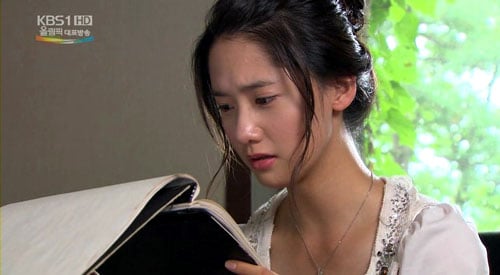 ↑입양을 앞두고 자신이 자랐던 고아원에 찾아가 어렸을 적 기록을 살펴보고 있는 새벽(윤아)