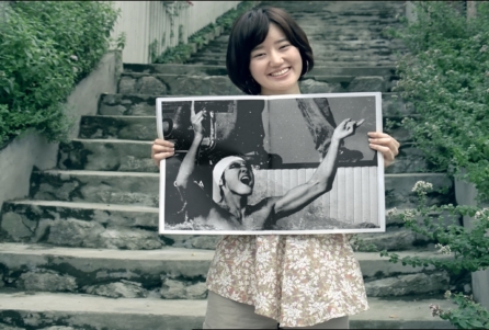 ▲SK텔레콤이 박태환 선수의 400m 자유형 금메달 획득 이후에 내보내고 있는 광고 스틸.