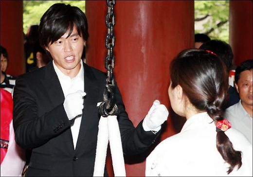 ↑서울시장 오세훈, 탤런트 이서진, 우주인 이소연이 타종을 하고 있다.