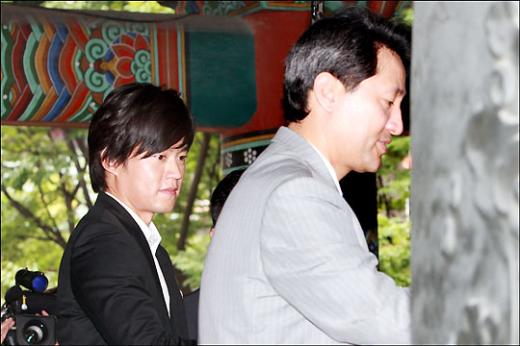 ↑밝게 웃고 있는 이소연과 이서진.