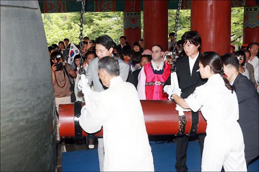 ↑ 타종식 마친 이서진.